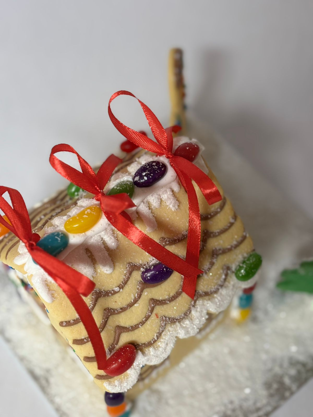 classic detail – Christmas biscuit house decorating kit